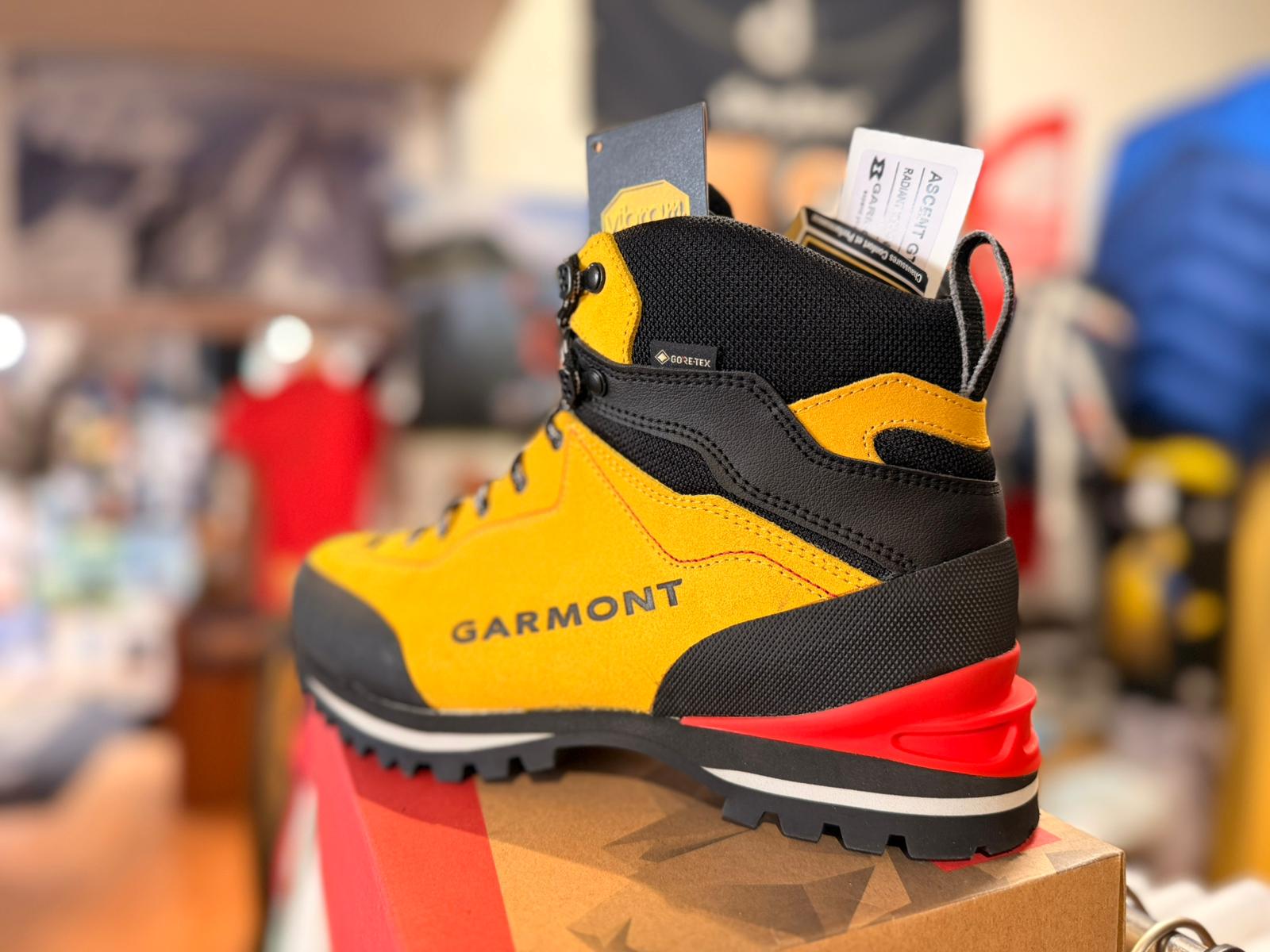Chaussure Garmont jaune noire, vue arrière trois-quarts